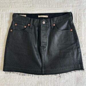 Levi’s Icon Skirt in Coated Black